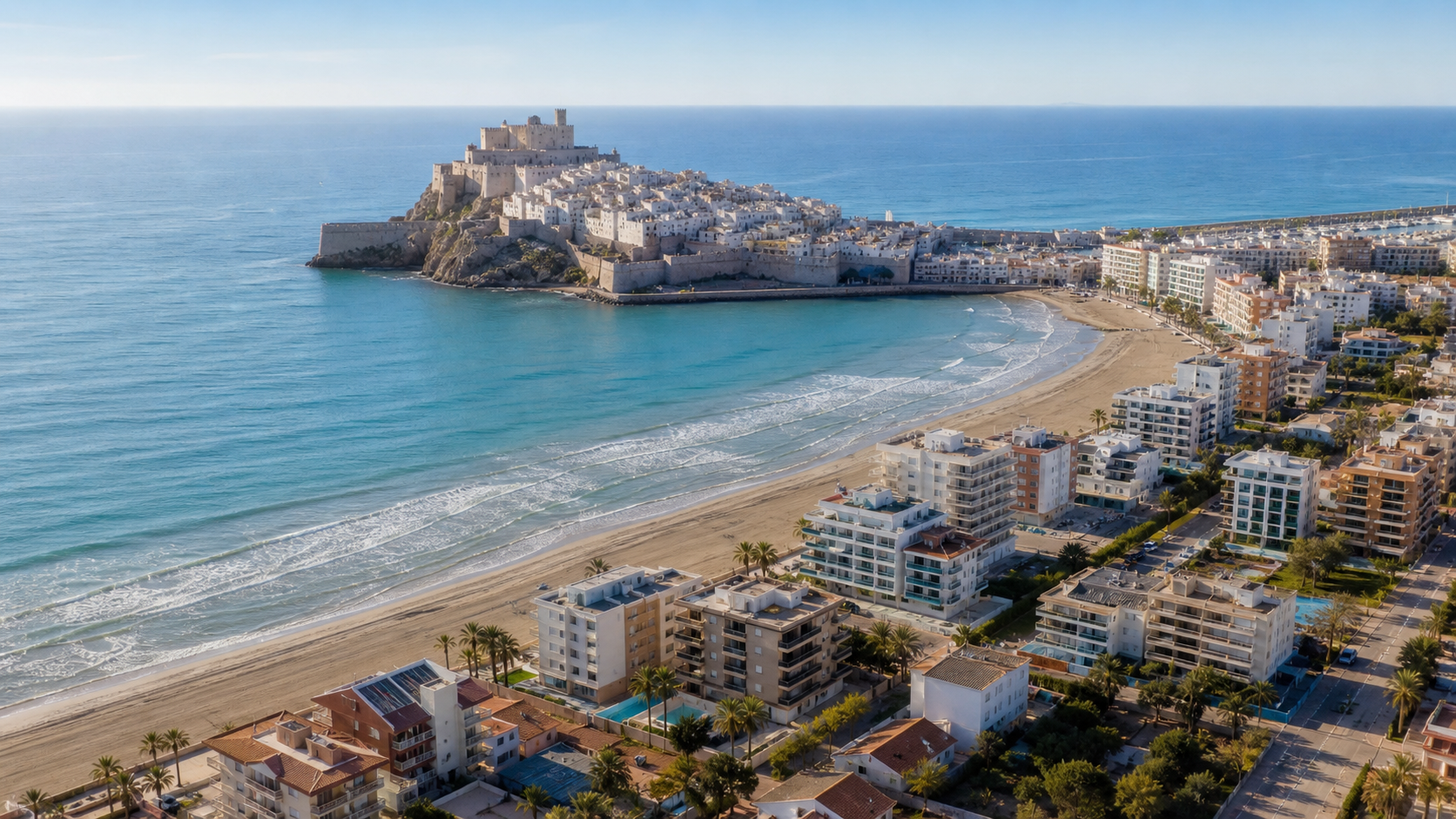Recreación aérea generada con IA del litoral urbano de Peñíscola, sus apartamentos, la playa y el casco antiguo