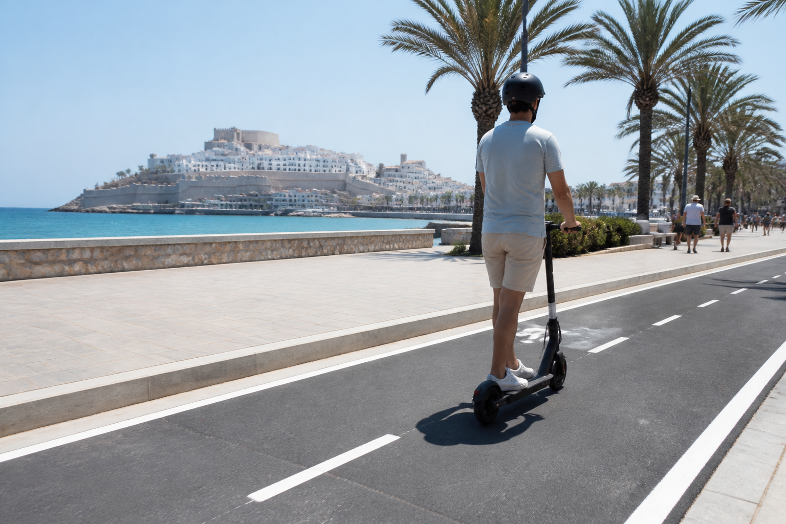 Recreación generada con IA de un usuario de patinete circulando por un carril bici junto al paseo marítimo de Peñíscola