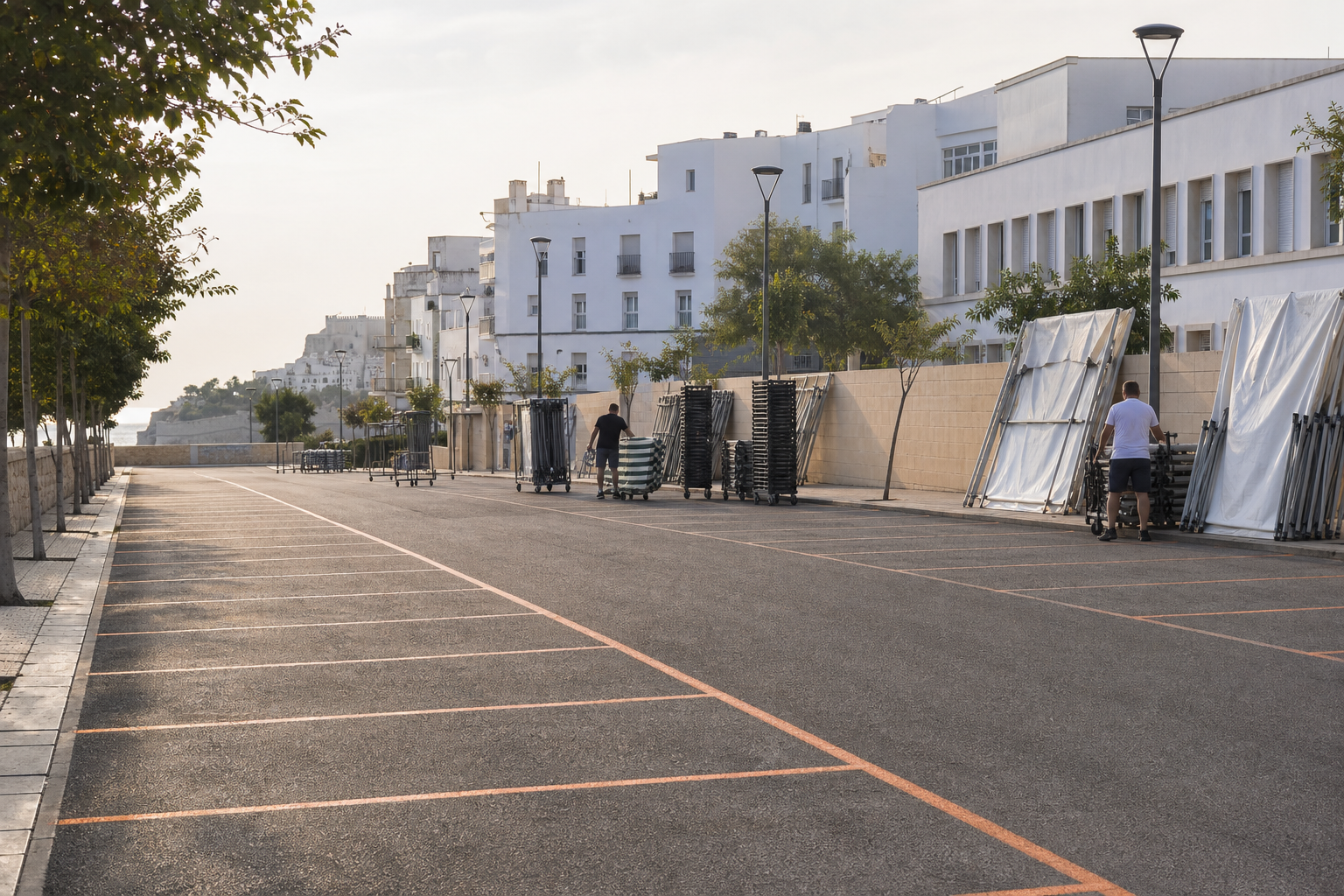 Recreación generada con IA de una zona de aparcamiento vacía mientras se preparan puestos de mercado