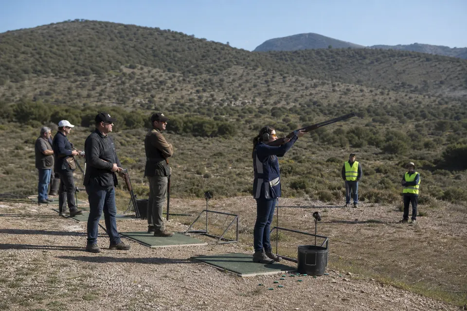 Recreación generada con IA de una tirada de plato organizada en un campo rural mediterráneo